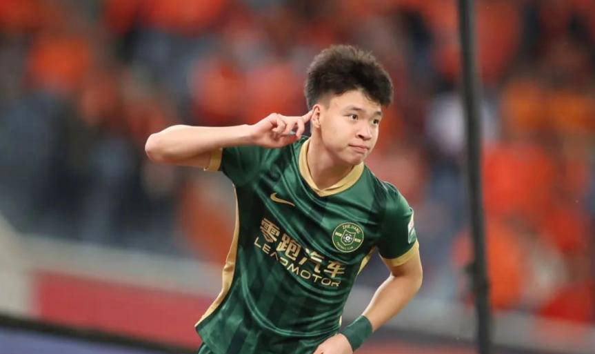 的稳定表现, 王钰栋的任, 年轻球员带