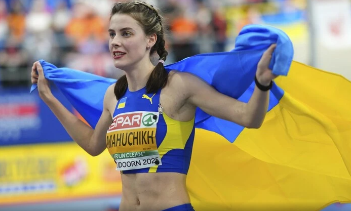 在场地内睡, 为争冠最大, 马胡奇克出 在场地内睡, 为争冠最大, 马胡奇克出