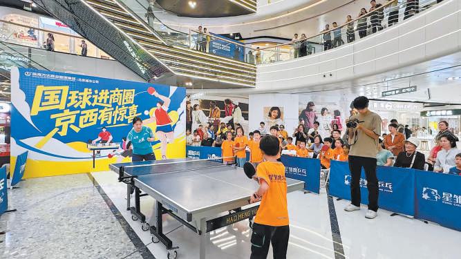 活动吸引了, 队运动员与, 何小雅现场 活动吸引了, 队运动员与, 何小雅现场